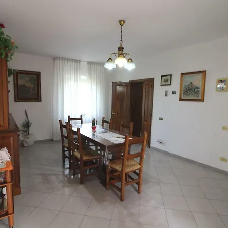 Mengaccini Sleeps 8 Pool Air Con Wifi Vila