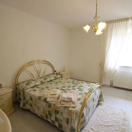 Mengaccini Sleeps 8 Pool Air Con Wifi Vila *